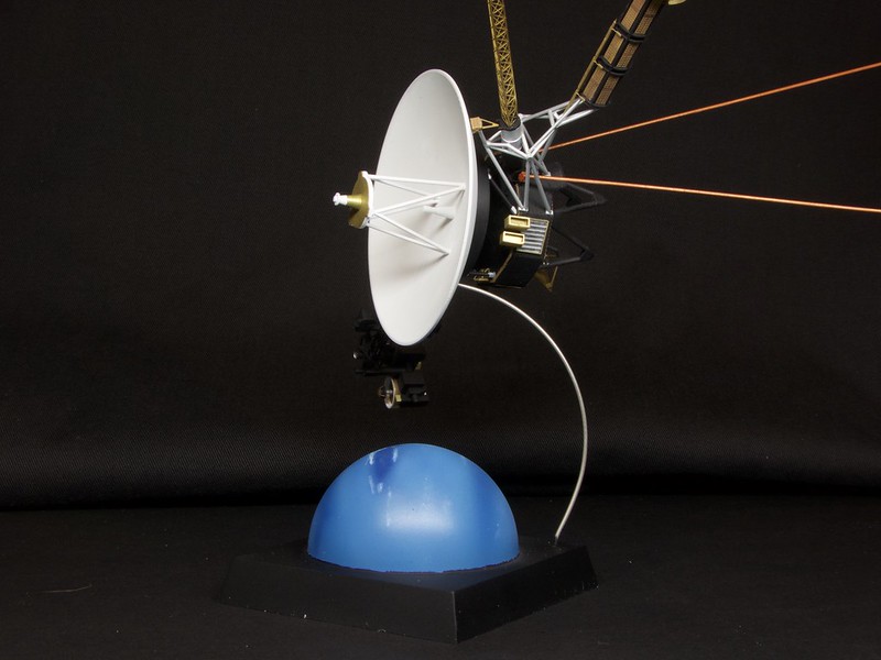 Hasegawa Unmanned Space Probe Voyager w/ Golden Record Plate 1/48 Plastic model 