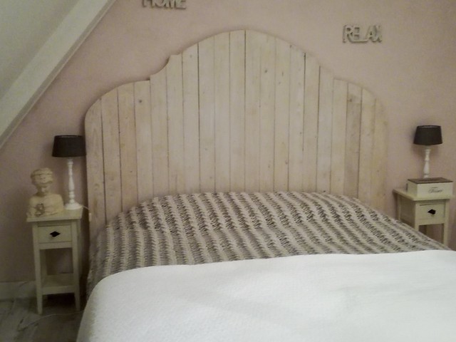 Slaapkamer houten hoofdbord bed
