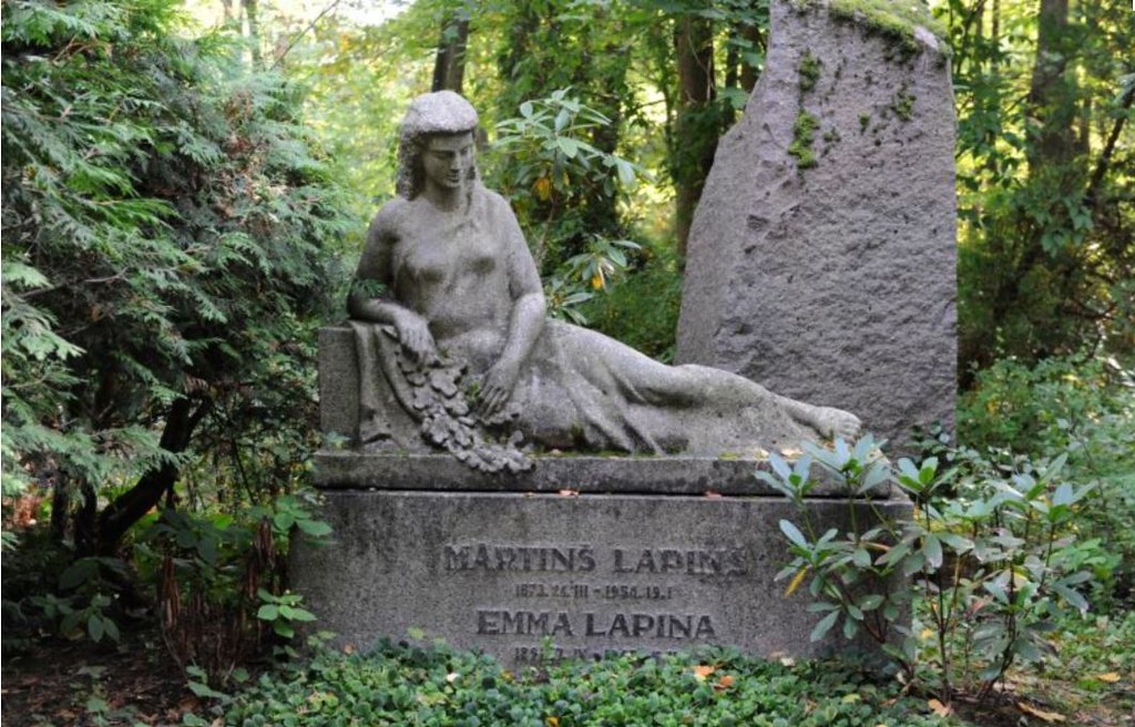 Sculpture du cimetière de Meža Kapi à Riga.