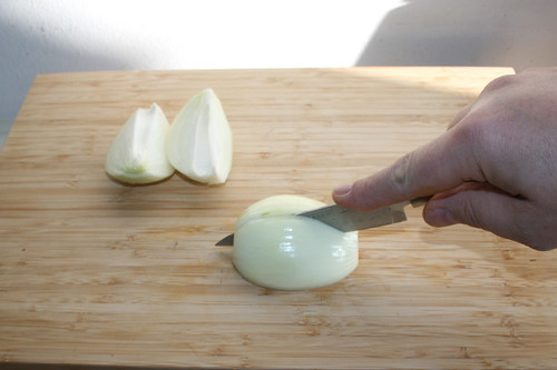 23 - Zwiebel schälen & vierteln / Peel & quarter onion