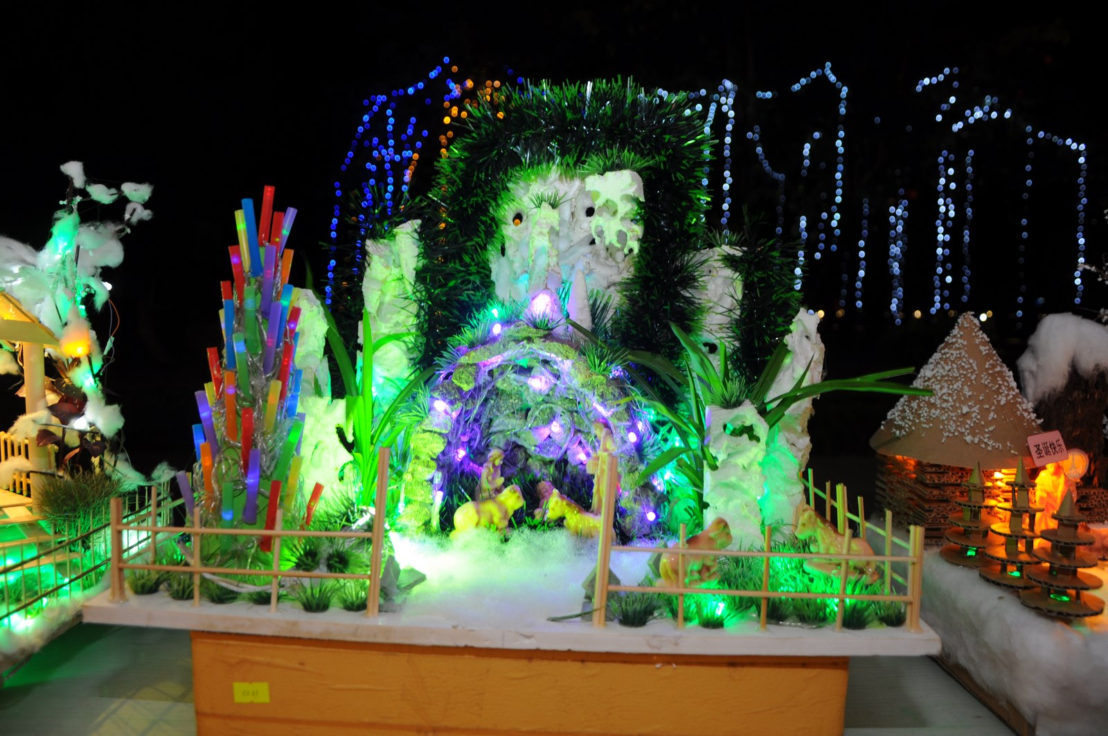 Hình ảnh hang đá Giáng sinh trong giáo hạt Nha Trang