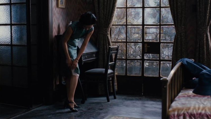 映画「ラスト・コーション」でタン・ウェイが旗袍を脱ぐ場面。チャイナボタンを一つずつ外していきます。中からスリップ・ドレスが見えています。