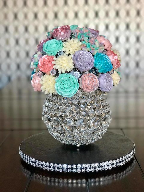 Elegant Flowers by Seonaid Mcvey-Carlson of Creative Cakes