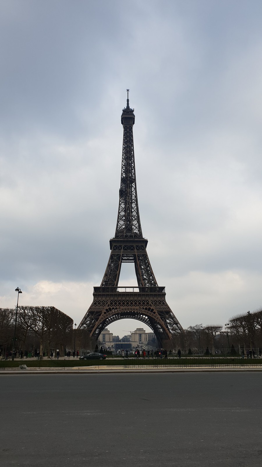 Menara Eiffel yang dijepret dengan kamera Galaxy S9 Plus. Foto ini diambil dalam kondisi membelakangi sinar matahari alias backlight, kendati begitu menara Eiffel masih kelihatan jelas. (Liputan6.com/ Agustin Setyo W)