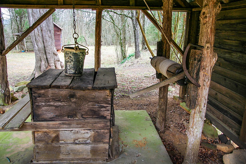 canon rebel xt tamron 1750mm lens lowndesvillesc mccallastatepark abbeville southcarolina upstate vanishing rural country shed water well rope windlass bucket pioneer southern america usa farmers southernlife