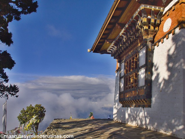 Por los monasterios y bosques de BUTAN - Blogs de Bhutan - De Phobijka a Dochula: aldeas y monasterios mirando al Himalaya (12)
