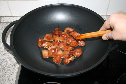 37 - Marinierte Hähnchenbrust in Wok geben / Put marinated chicken breast in wok