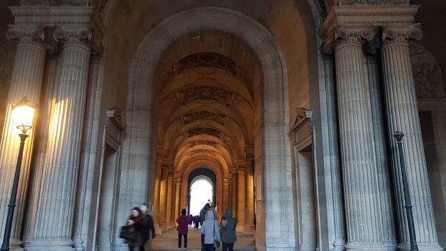 Terowongan menuju Musee de Louvre dijepret dengan mode Auto Galaxy S9 Plus (Liputan6.com/ Agustin Setyo W)