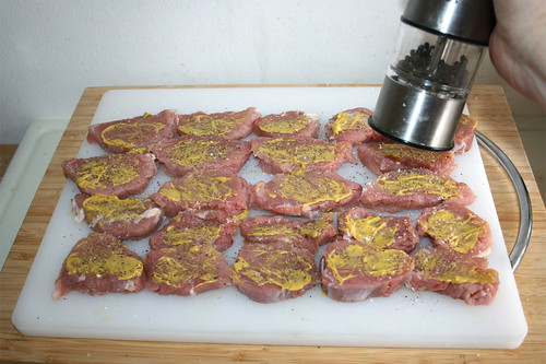 29 - Schweinefilet mit Salz & Pfeffer würzen / Season pork tenderloin with salt & pepper