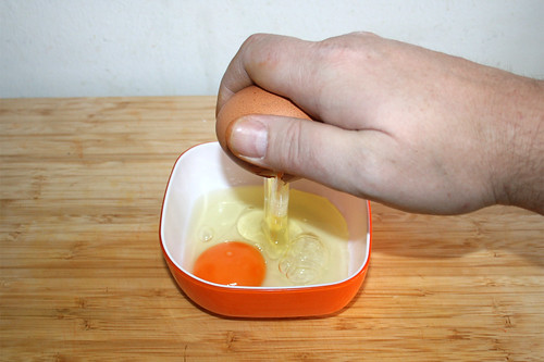 28 - Eier in Schüssel schlagen / Open eggs in bowl