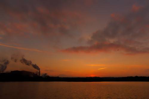 sunrise steelworks steeltown britishsteel scunthorpe industry industrial smoke clouds tones light morning feb 2018 lake pond canoneos1dxmkll ef2470f28llusm sky