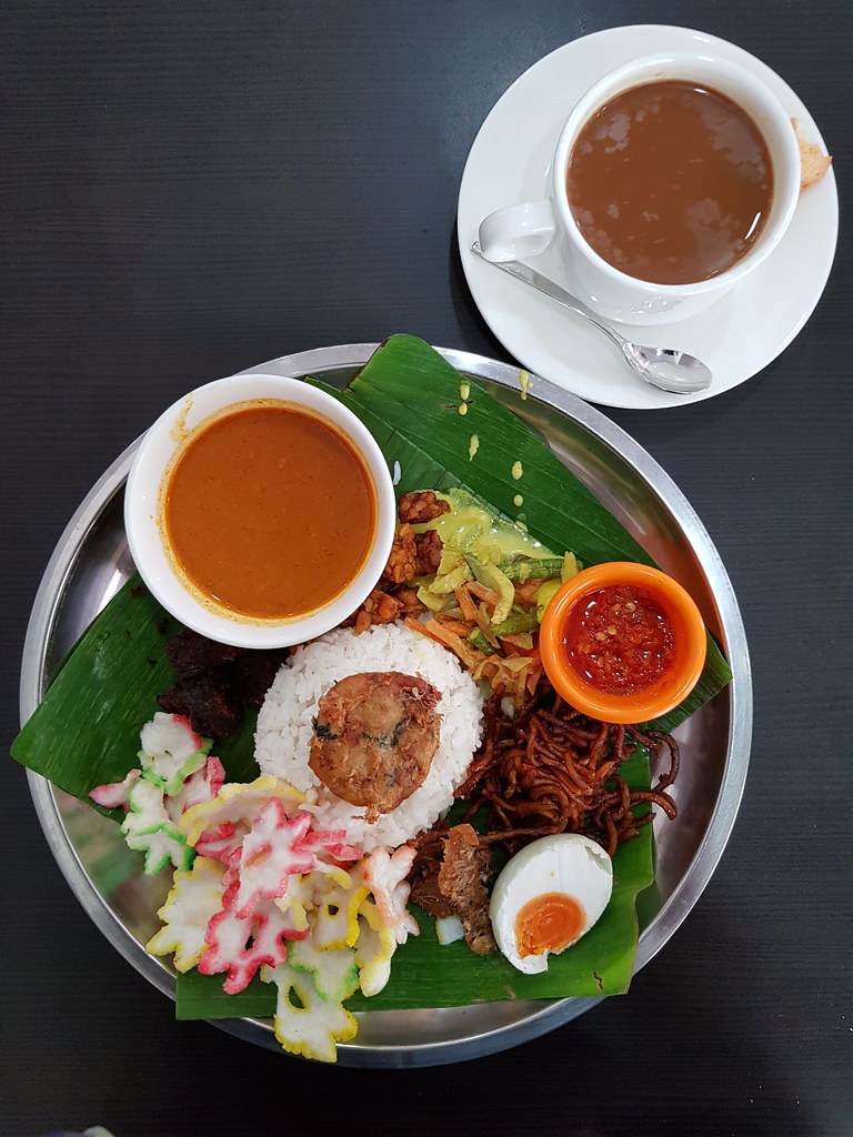 安班米饭(马来盘菜饭) Nasi Ambeng $9.90 & 麻坡鴛鴦咖啡 Kopi Cham Muar $5.50 @ Segamat Rel Cafe Shah Alam