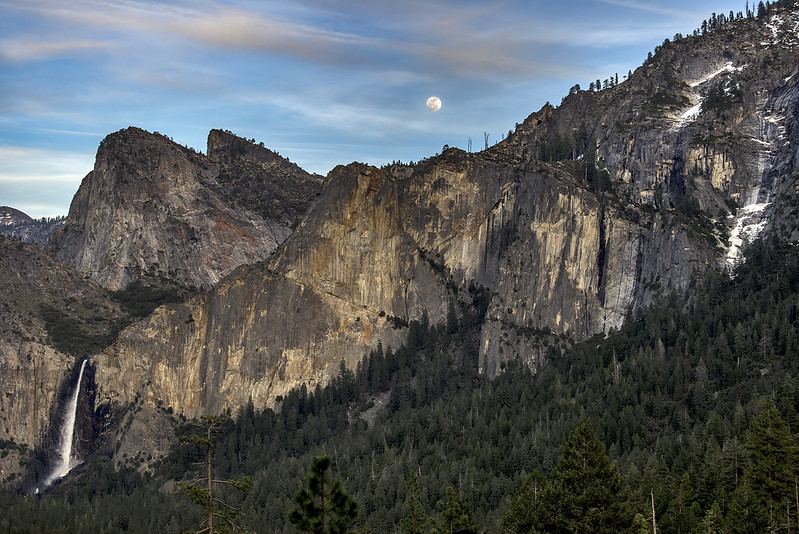 Yosemite moon rise