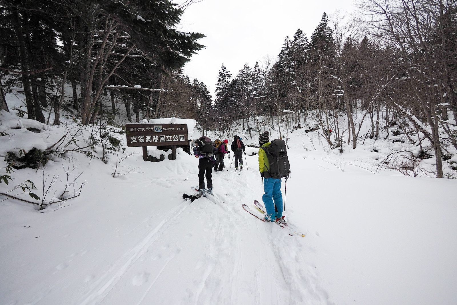 Bankei-sanso Hut annual snow clearing (Hokkaido, Japan)