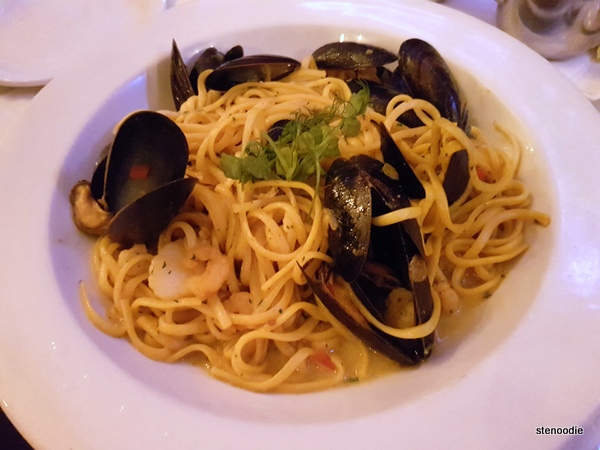 Spaghetti with cream sauce and mussels