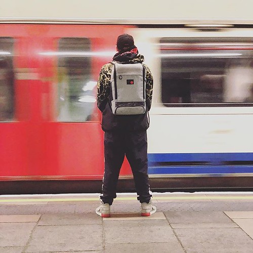 London sei pazzerella ����  @the_fake_deeiv #london #tube #londonlife #londoner #pinqponq #atipici #damn #kendricklamar #british #nomorepolpacci #nomoresudaremale shot w/ iPhone