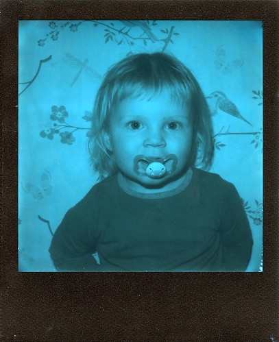 polaroid 680 slr polaroid680slr analog instant film 600 foldable originals polaroidoriginals duochrome black blue blackandblue portrait kid girl sweden sverige värmland wermland sunnemo child majber00