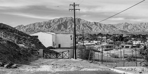 2011 sanfelipe bajacalifornia méxico landscape cityscape pole bw blackandwhite mountain street