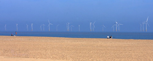 sky beach greatyarmouth norfolk seaside bluesky sea windfarm windgenerators summer northsea bathers sunbathers windmills sand scrobysandsoffshorewindfarm 526022551737964 scrobysands windpower