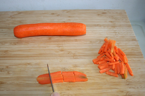 23 - Möhren in Streifen schneiden / Cut carrots in stripes