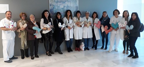 Universidad Popular donación de cojines solidarios para mujeres de cáncer de mama al Hospital de Valme