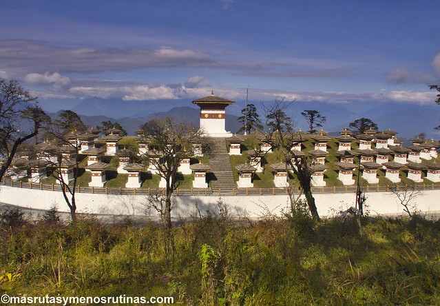 Por los monasterios y bosques de BUTAN - Blogs de Bhutan - De Phobijka a Dochula: aldeas y monasterios mirando al Himalaya (10)