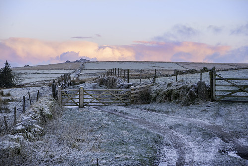 dartmoor dartmoornationalpark greatmistor devon dawn sunrise winter frosty gate greenlane path footpath wirefences wall 5bargate moorland