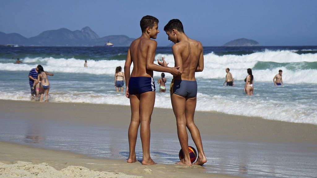 Dick is back. Пляжные мальчишки. Мальчик подросток на пляже. Американские мальчики на пляже. Пляжи Бразилии мужчины.