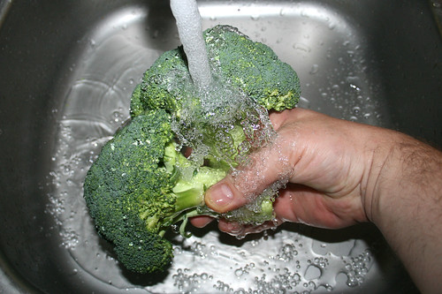 22 - Broccoli waschen / Wash broccoli