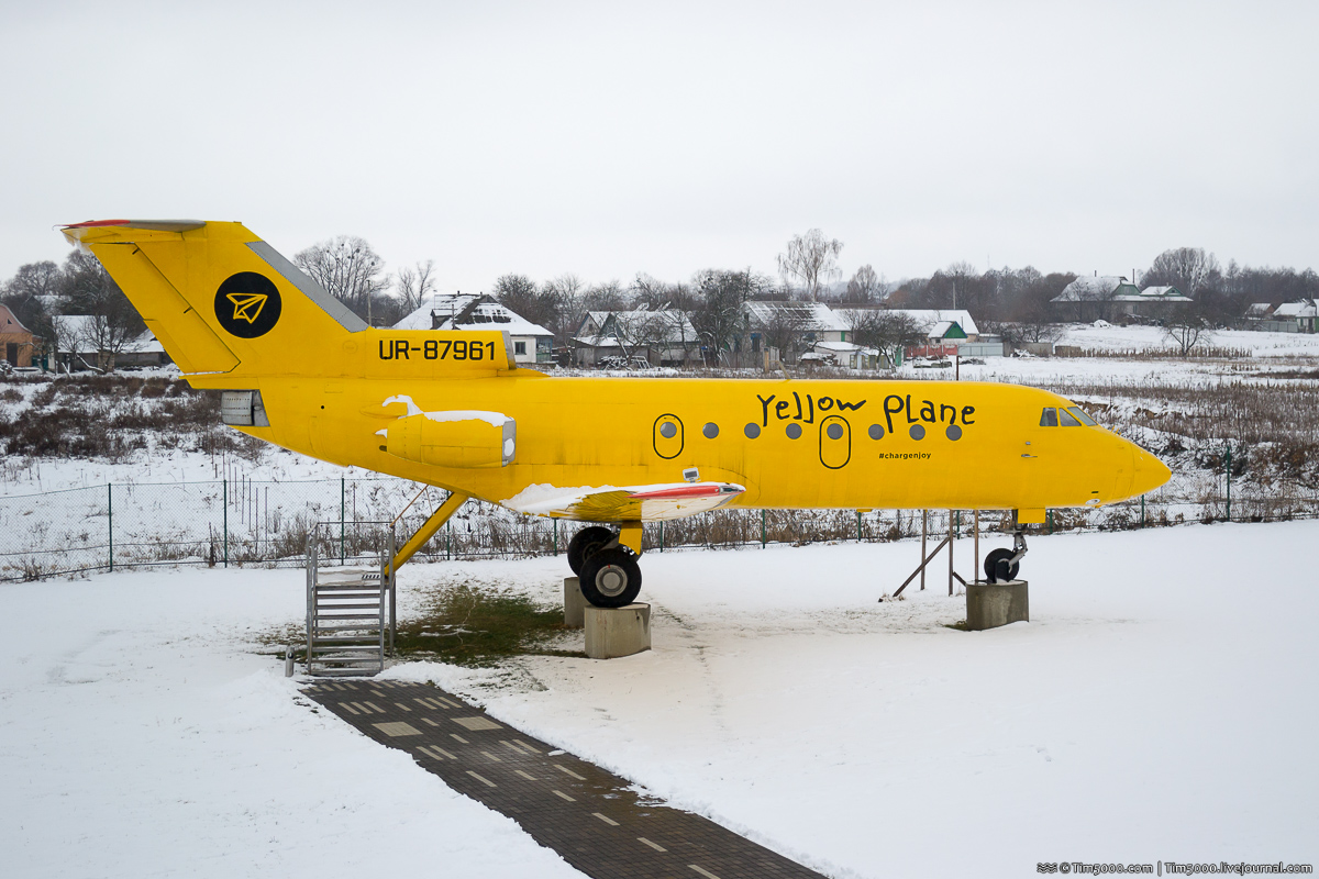 Yellow Plane Як-40 UR-87961