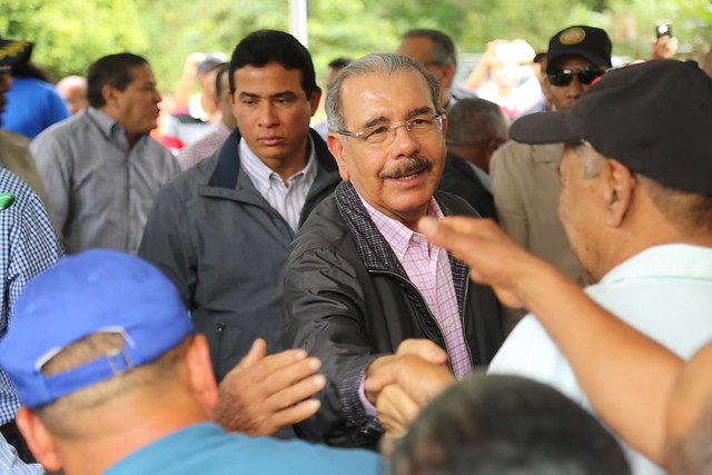 Danilo Medina lleva apoyo a productores de aguacate de Tamboril
