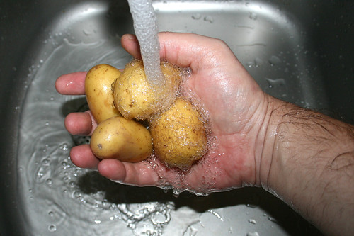 13 - Kartoffeln waschen / Wash potatoes