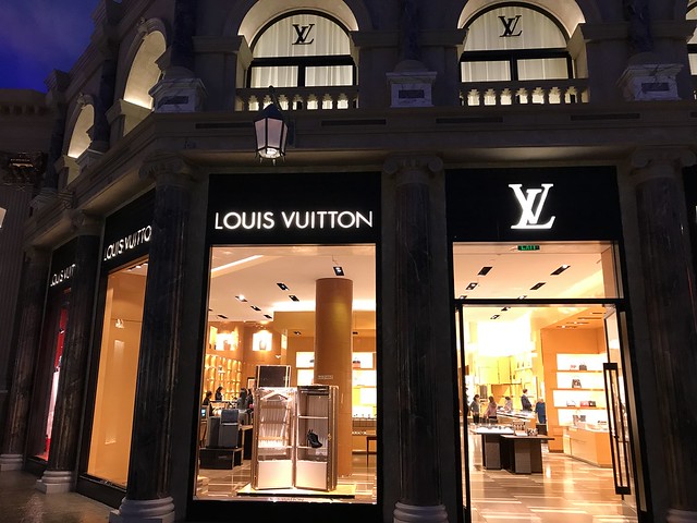 Forum Shops,  Louis Vuitton