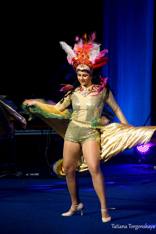 Танцовщица из клуба "Diano"  на Открытии 49 Праздника мимозы