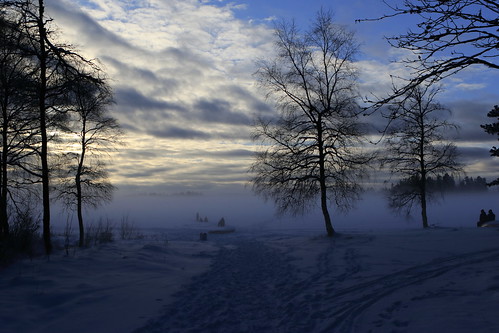 mist lake snow trees winter clouds cold kallt vinter träd moln dis eos7dmkii ef2470mmf28l light ljus silhouettes sliuetter people folk tree landscape landskap sky himmel
