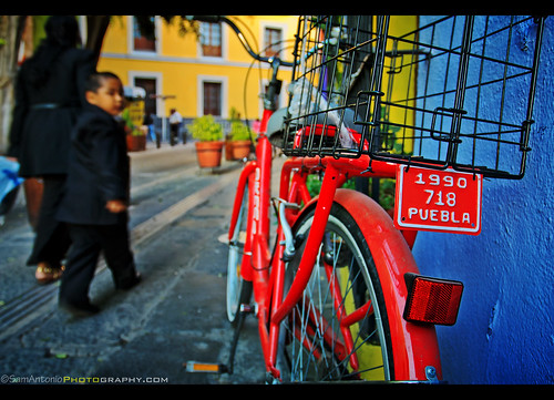 puebla mexico wheel bike bicycle transportation transport vintage wall cycle background old city retro building travel street yellow color colorful antique town road urban exterior lean classic concept against outdoors architecture handlebar samantoniophotography