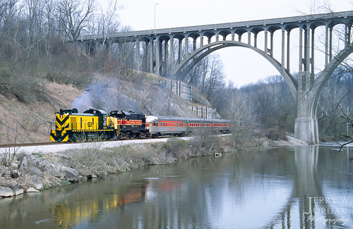 arch bridge river cloudy passengertrain cnw concrete rsd5 1689 train brecksville ohio unitedstates us
