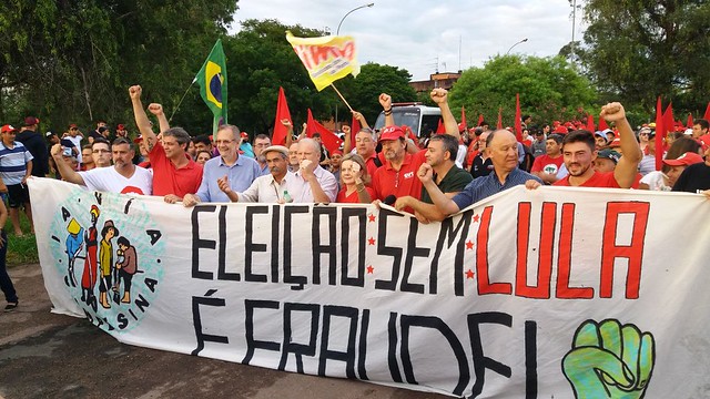 Movimentos populares e políticos realizaram uma marcha na manhã desta segunda-feira (22), em Porto Alegre - Créditos: Frente Brasil Popular