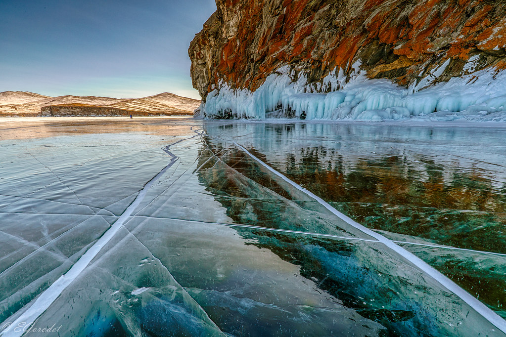 Прозрачный лед озера. Изумрудный лёд на озере Байкал. Озеро Байкал, Восточная Сибирь. Иркутск Байкал лед. Озеро Байкал зима.