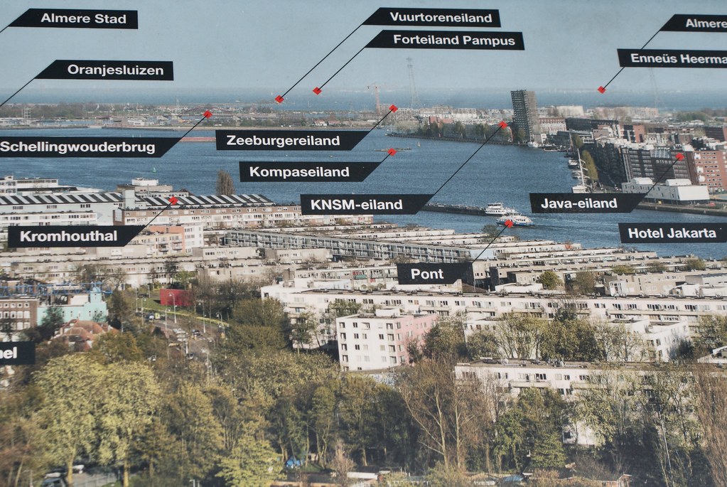 > Vue panoramique détaillée de la tour panoramique A'Dam à Amsterdam.