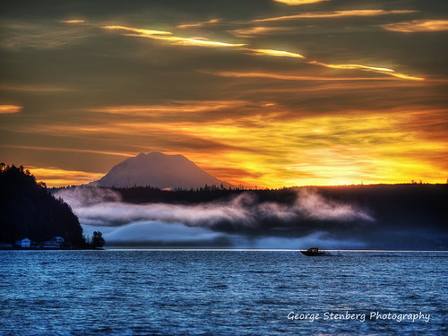 washingtonstate pacificnorthwest hoodcanal mtrainier dawn sunrise boats fog mountains