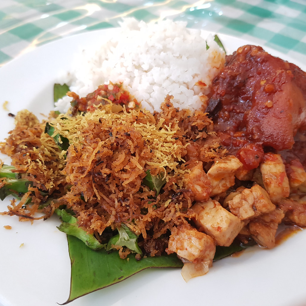 安班米饭(马来盘菜饭) Nasi Ambeng $6 & Cinnamon Tea 肉桂茶 $3 @ Teh Laris Cafe Shah Alam
