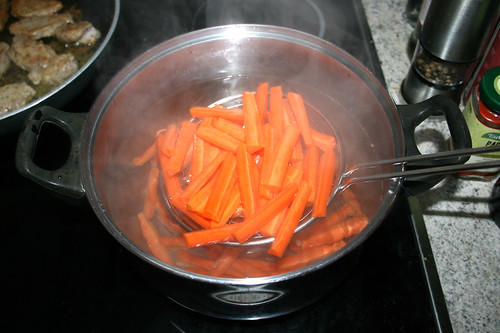 34 - Möhrenstifte blanchieren / Blanch carrots