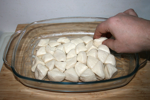 06 - Teigstücke in gefettete Auflaufform legen / Put dough in greased casserole