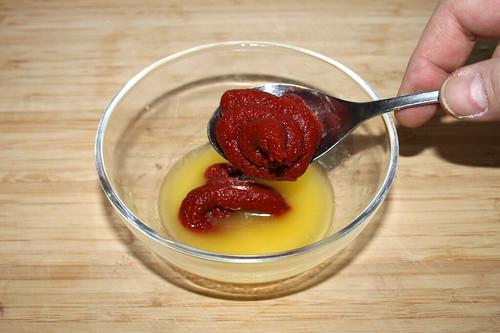 11 - Tomatenmark hinzufügen / Add tomato puree