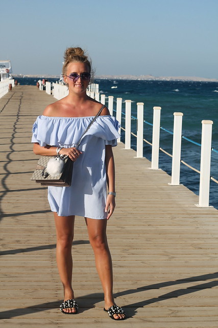 off-shoulder-and-blue-sunglasses-whole-look-wiebkembg