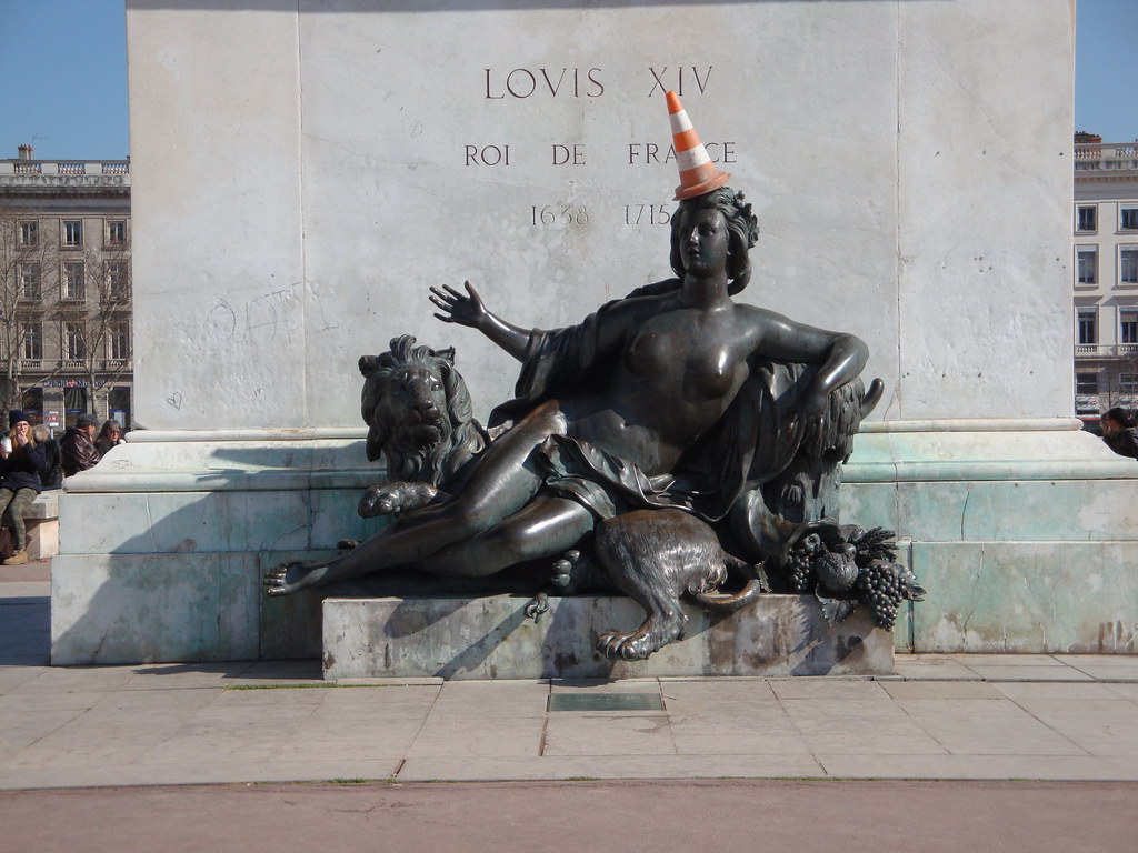 Allégorie de la Saône au pied du Roi sur la place Bellecour un lendemain de fête.