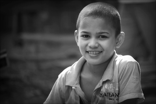 myanmar burma asia child person people porträtt portrait smile face facesofmyanmar kid irrawaddy lekkapin sagaing mandalay myinmu rural village streetportrait boy dof bokeh