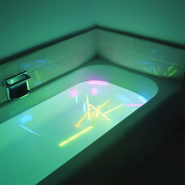 Put Colorful Glow Sticks In Your Kid’s Bathtub To Make Him Feel Like Jedi