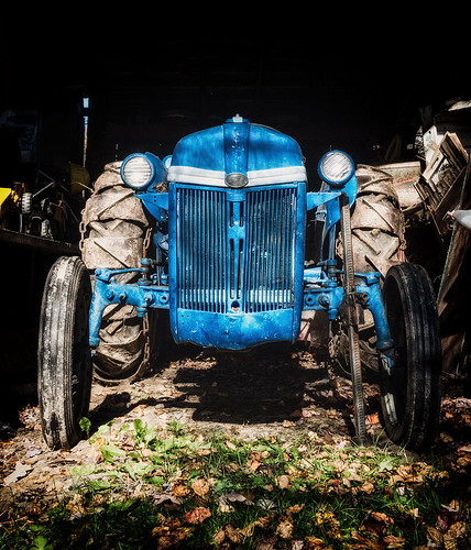 auto laminerve québec canada tracteur ford 1940 tractor bleu blue jambe cassée arm broken